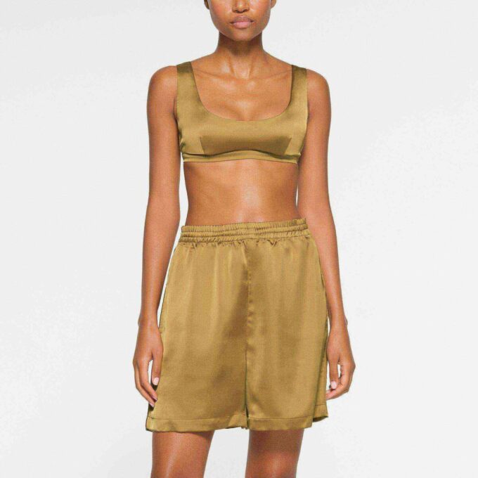SKIMS SPORTY SATIN LØSE SHORTS