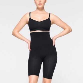 SØMLØS SKULPT HØY LIV OVER KNEET SHORTS