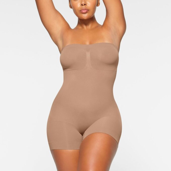 SØMLØS SKULPT STROPPELØS SHORTIE-BODY