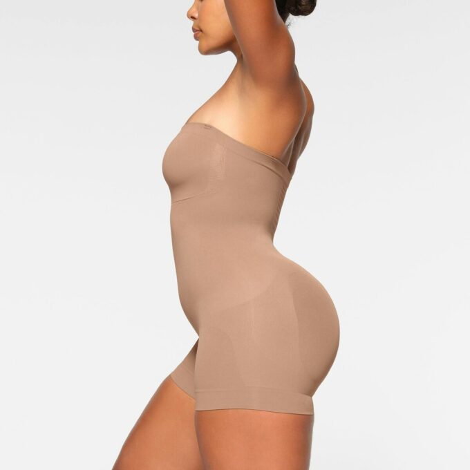 SØMLØS SKULPT STROPPELØS SHORTIE-BODY