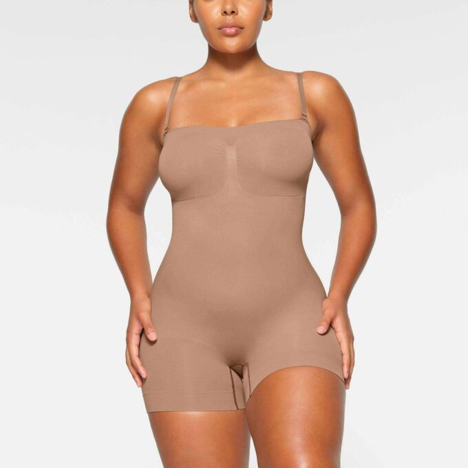 SØMLØS SKULPT STROPPELØS SHORTIE-BODY