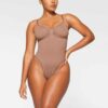 SØMLØS SKULPT THONG-BODY