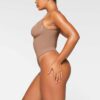 SØMLØS SKULPT THONG-BODY