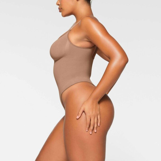 SØMLØS SKULPT THONG-BODY