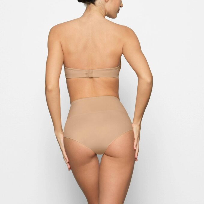 SMOOTHING INTIMATES UFORED STROPPELØS BH