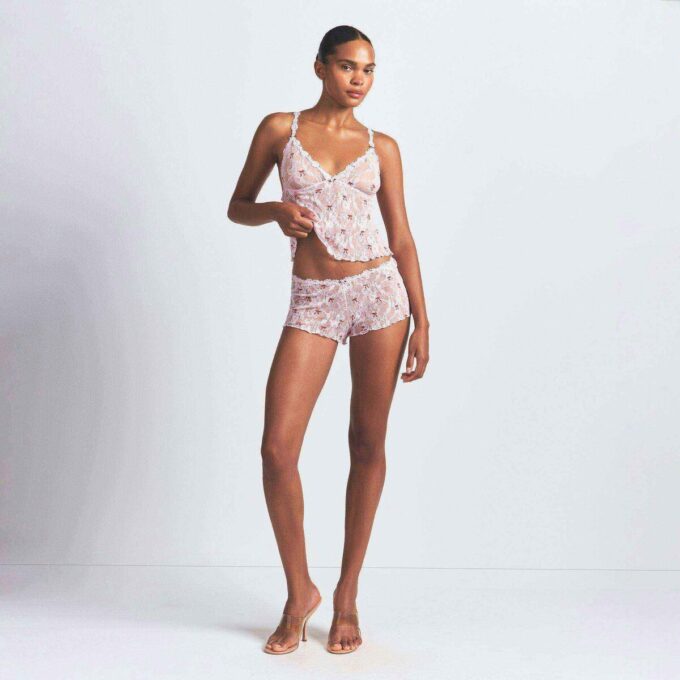 STRETCH BLONDE TREKANTET CAMI OG SHORTS SETT