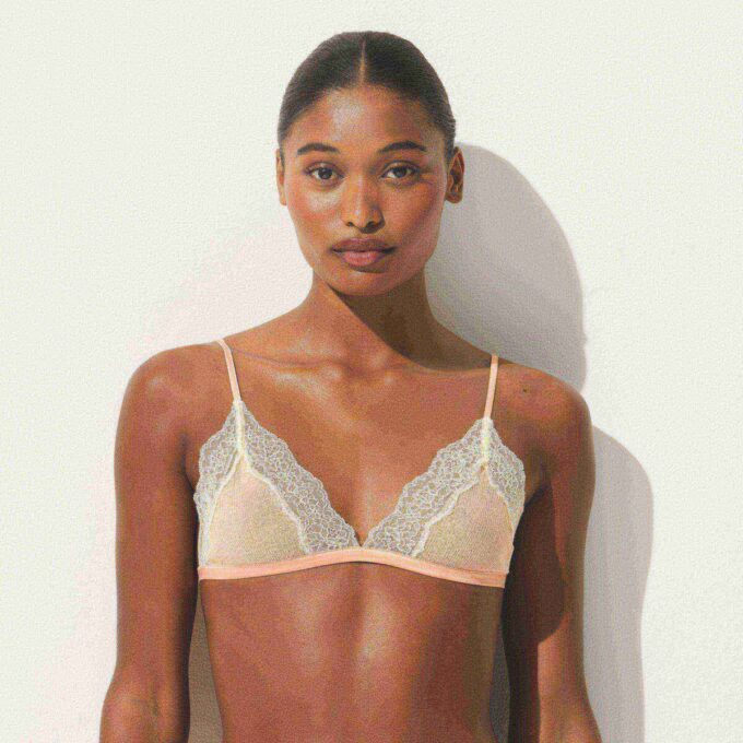 TRANSPARENT RIBBELT BLONDE TREKANT BRALETTE