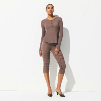 TRANSPARENT RIBBELT LANGERMET HENLEY-SKJORTE