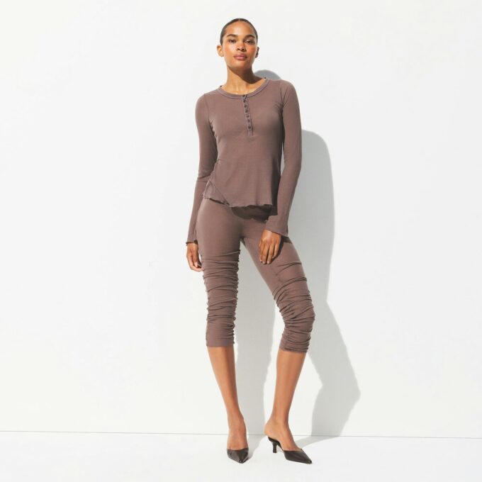 TRANSPARENT RIBBELT LANGERMET HENLEY-SKJORTE