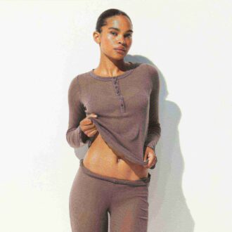 TRANSPARENT RIBBELT LANGERMET HENLEY-SKJORTE